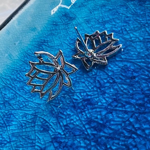 Silver lotus flower stud earring - Picture 8 of 11